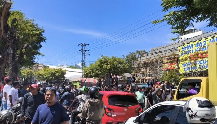 Ratusan Massa Gelar Aksi Tolak Eksekusi Gedung Eks Corner 52