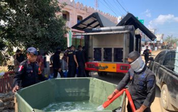 Polri Salurkan Air Bersih dan Bagikan Masker untuk Warga Terdampak Banjir di Nagan Raya