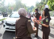 Peringati Hari Anti Korupsi Sedunia 2025, Kejati Sulut Bagikan Stiker dan Bunga