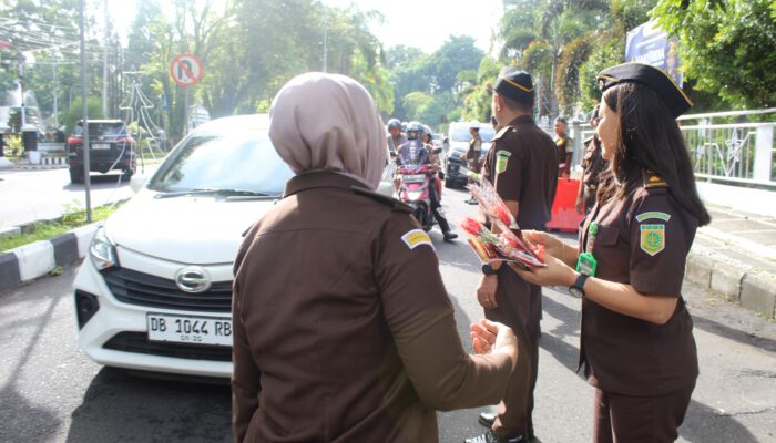 Peringati Hari Anti Korupsi Sedunia 2025, Kejati Sulut Bagikan Stiker dan Bunga