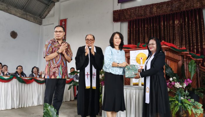 Ketua Sinode Adolf Wenas Sumbangkan Dana Pembangunan Gereja GMIM Lowian, Kabupaten Minsel