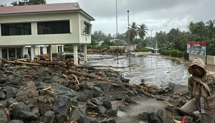 Mako Polres Sitaro Diterjang Banjir Bandang