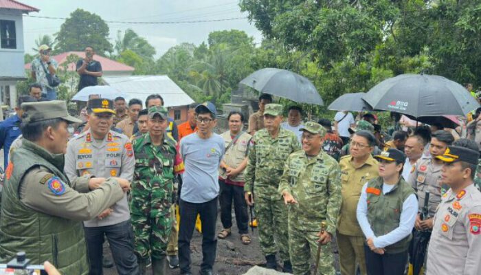 Gubernur Sulut Yulius Selvanus Tinjau Warga yang Terdampak Banjir Bandang dan Tanah Longsor di Pulau Siau