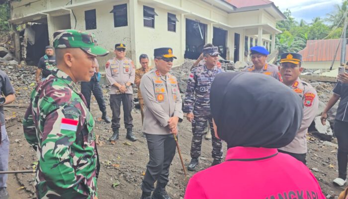 Kapolda Sulut Irjen Pol Roycke Harrie Langie kembali Pantau Upaya Pemulihan Bencana di Siau