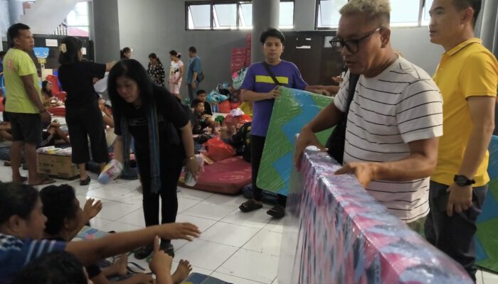 Pemulihan Bencana di Siau, Influencer Manado Manado Didi Roa bersama Tim Salurkan Bantuan Logistik