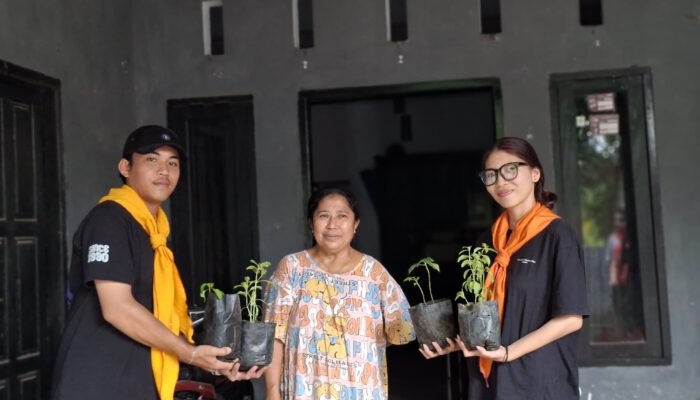 Kampanye Urban Farming, Komunitas Pecinta Alam Bagikan Bibit Cabai dan Kemangi kepada Warga Kelurahan Molas