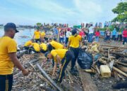 Ratusan Personil Polda Sulut Bantu Bersihkan Pesisir Teluk Manado