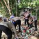 Peduli Lingkungan, Ditpolairud Polda Sulut dan Jurnalis Bersih-Bersih Pantai di Pulau Lembeh