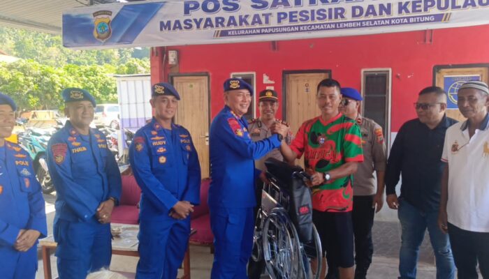Ditpolairud Polda Sulut Salurkan Sembako dan Kursi Roda untuk Warga Pesisir Pulau Lembeh